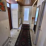 Komplette Wohnung, Ruhig Gelegen *