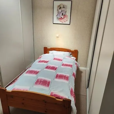 Komplette Wohnung, Ruhig Gelegen *