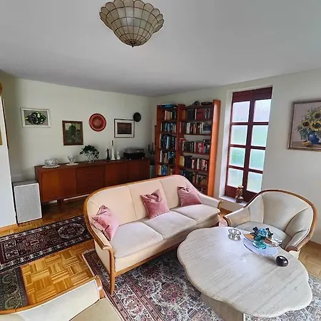 Komplette Wohnung, Ruhig Gelegen *