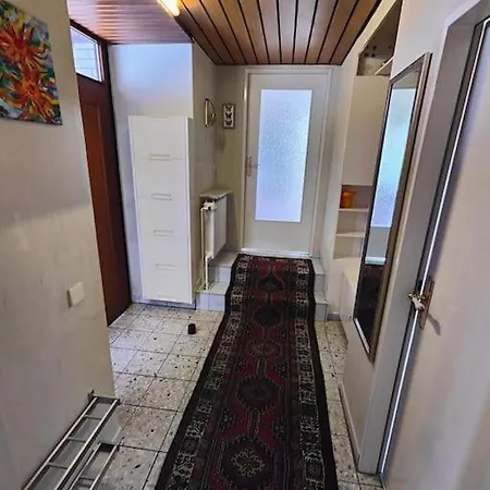 Komplette Wohnung, Ruhig Gelegen *